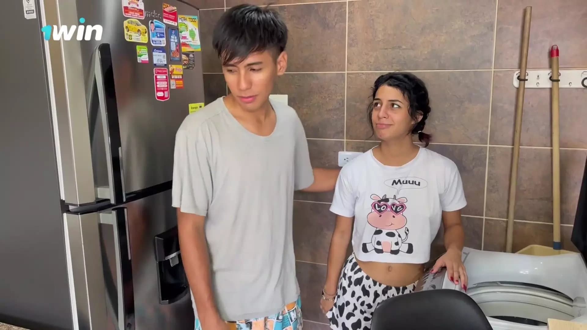 Aprovecho Que no Hay Nadie En Mi Casa Para Follarme Duro a Mi Pequea Hermana